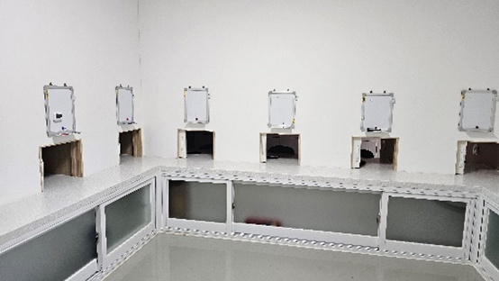 관능검사 시료 전달 창구가 여러 개 있는 실내사진 