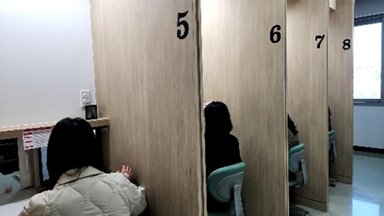 관능검사 시료 확인 창구가 여러개 있는 실내사진