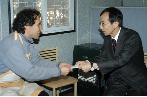 불우 이웃돕기 위문 성금 전달